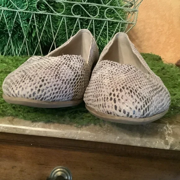Toms Julie suede snakeskin print slip on flats size 8.5 - Picture 6 of 11